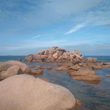 Comfortable Bungalow, Pleumeur-bodou, Pink Granite Coast *